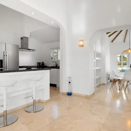 Villa Vivi Homes - Casa Blanca - Private Pool - Big Garden - Terras Estepona