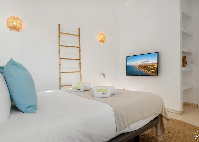 Vivi Homes - Casa Blanca - Private Pool - Big Garden - Jacuzzi - Terras Villa Estepona