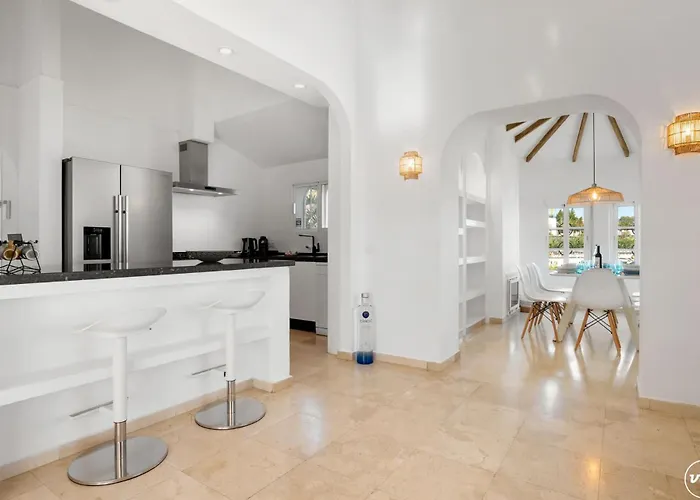 Villa Vivi Homes - Casa Blanca - Private Pool - Big Garden - Jacuzzi - Terras Estepona