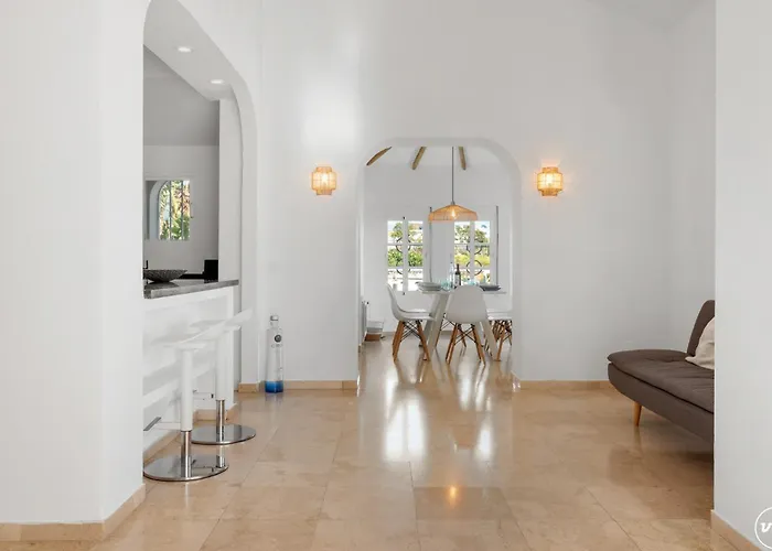 Vivi Homes - Casa Blanca - Private Pool - Big Garden - Jacuzzi - Terras Villa Estepona