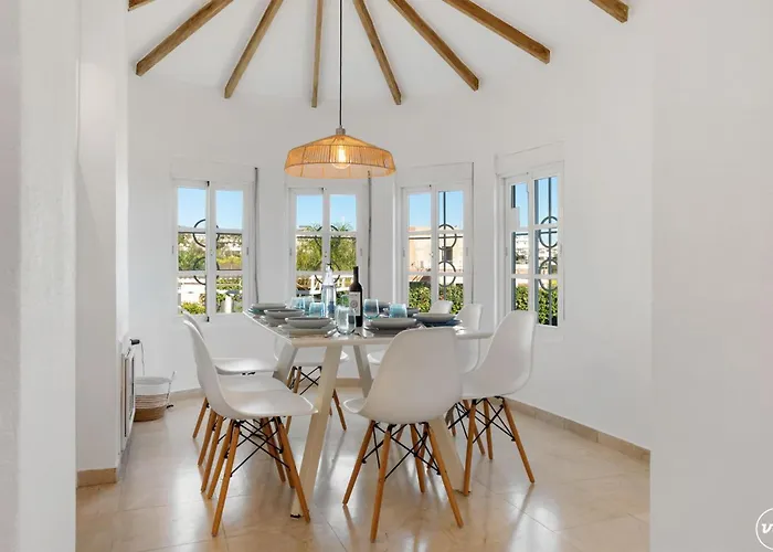 Vivi Homes - Casa Blanca - Private Pool - Big Garden - Jacuzzi - Terras Villa Estepona